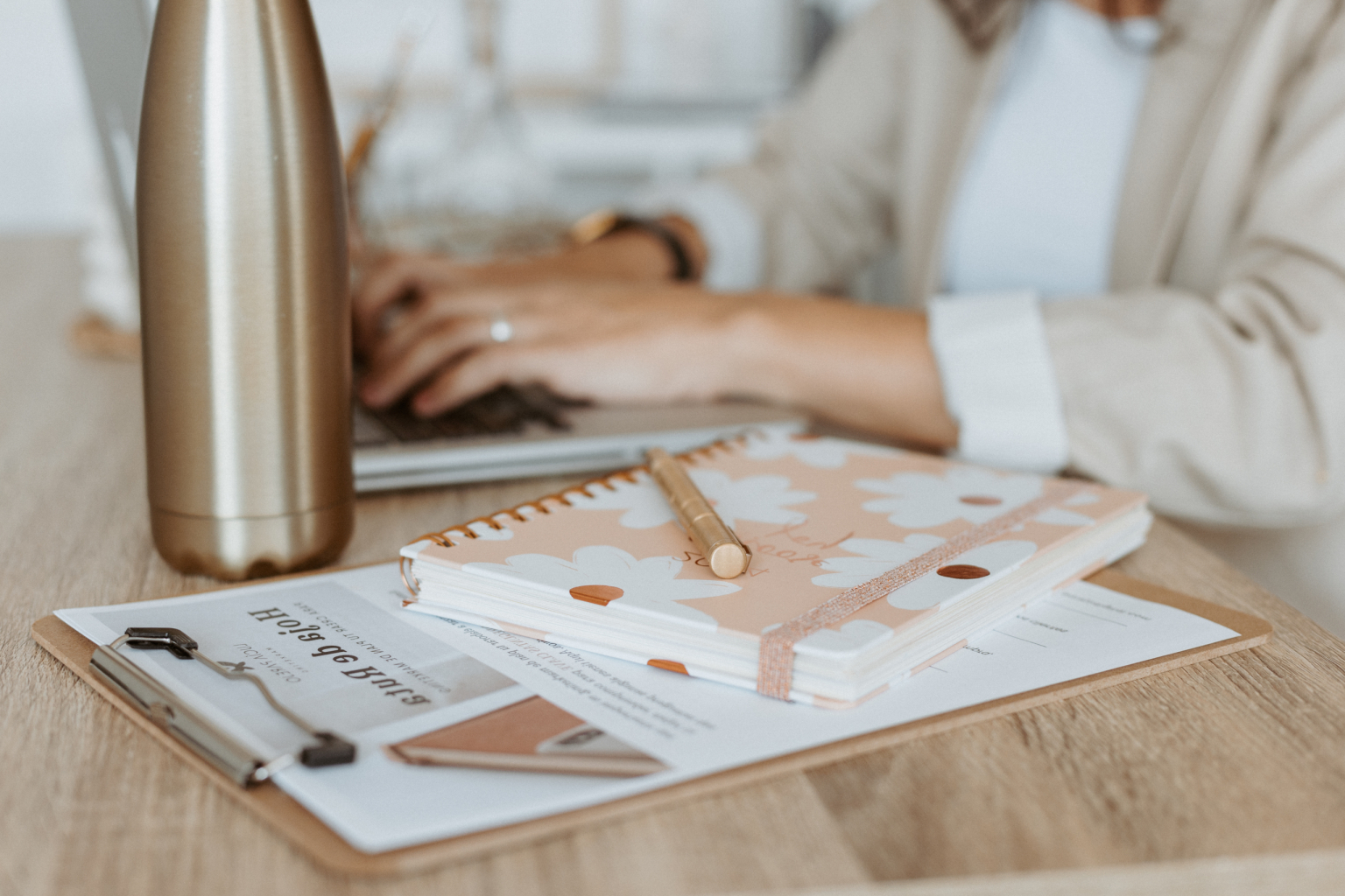 La mentoría «Horizonte» es un programa de acompañamiento que te ofrece la ruta y el apoyo necesario para transformar tu presencia digital y posicionar tu marca personal en redes sociales.